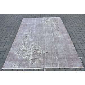 Tapis turc vintage, tapis de 5,2 x 7,2 pieds, tapis gris et blanc à motifs floraux - Product Image 1