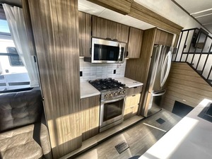 Nouvelles caravanes de voyage 2025 F-o-r-e-s-t R-i-v-e-r Wildwood Grand Lodge 42VERANDA pour l'extérieur, maison mobile, camping-car - Product Image 3