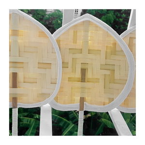Éventail en forme de feuille de bambou fait main rustique personnalisé décoration de mariage écologique, cadeau de fête et souvenir vietnamien - Product Image 1