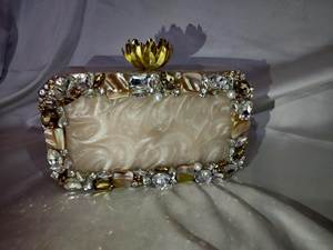 ขอบตกแต่งด้วยสีทองและสีเงินในกระเป๋าคลัทช์สีแดงสำหรับผู้หญิง - Product Image 2