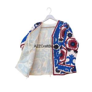 Veste Suzani brodée à la main unisexe, motif floral, coton indien, manteau d'hiver, tissu tricoté respirant, volants, col en V, fleurs sur le devant - Product Image 2