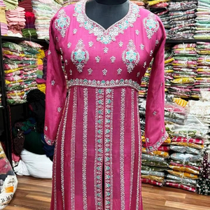 Costumes de fête indiens pakistanais brodés à la main non cousus de créateur moderne pour femmes de style traditionnel avant-gardiste - Product Image 1