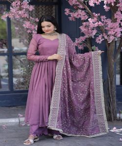 Dernier ensemble de patiala en coton Bollywood Radiant: Radiez dans notre dernier ensemble de patiala en coton Bollywood, conçu pour les divas modernes. - Product Image 1