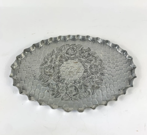 Bandeja de servicio de metal brillante vintage con relieve de plata mate adecuada para configuraciones modernas de comedor y reuniones navideñas - Product Image 1