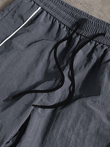 Pantalon de survêtement blanc ample et tendance pour homme avec empiècements latéraux noirs et détails de passepoil blanc - Coupe décontractée, style sportif et décontracté - Product Image 3