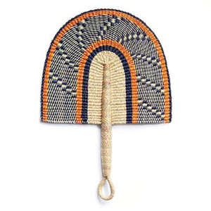 Éventail artisanal vietnamien en feuilles de palmier et manche en bambou pour cadeaux de mariage et décorations d'événements durables - Product Image 1