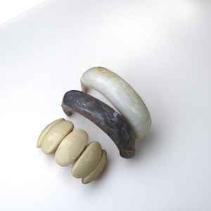 Brazaletes de resina transparente brillante con toque dorado, flores secas y purpurina para mujer, joyería de moda de lujo - Product Image 1