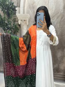 Robe Anarkali en tissu de crêpe de soie naturelle, brodée, moderne, attrayante, à séchage rapide, pour les fêtes, 3 pièces, couleur blanche - Product Image 4