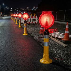 Kit de feux de signalisation solaires clignotants à haute visibilité en TPU avec protection IP65 et écran LED pour usage routier, délimiteur rouge - Product Image 4