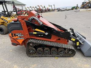 ENVÍO GRATUITO Ditch-Witch 1550 Kubota 2022 Minicargadora con Certificación EPA y CE, Cilindro Hidráulico Eaton, Bomba de Motor - Product Image 4