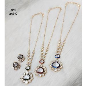 Ensemble de colliers assortis Kundan de collection de mariage lourd avec boucles d'oreilles et bijoux de tête disponibles au prix d'usine - Product Image 1