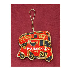 Adorno colgante de Navidad con forma de autobús, buen mejor diseño, trabajo de bordado Zari hecho a mano para Navidad y decoración del hogar - Product Image 1