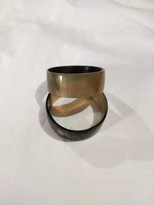 Brazalete de cuerno natural hecho a mano de alta calidad Brazalete de cuerno natural hecho a mano elegante para un aspecto elegante - Product Image 2