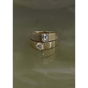 Anillo Solis Emerald Diamond con diseño acanalado - Product Image 4