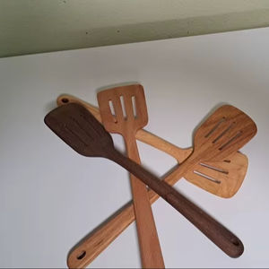 Ensemble de cuillères en bois d'olivier gravées, fabriquées à la main, durables, écologiques, finition lisse, résistantes à la chaleur, pour la cuisine, le service, les fêtes, avec un sentiment de chaleur - Product Image 1