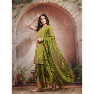 Conjunto de Kurta Sharara de Viscosa Satinada con Bordado Verde y Dupatta - Product Image 2