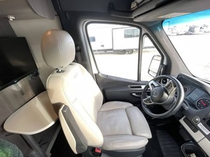 Autocaravana Usada A-i-r-s-t-r-e-a-ms Interstate 24 GT 4x4 Clase B - Remolque Camper Diésel en Venta para Camping y Viajes - Product Image 4