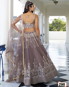 Lehenga choli & dupatta ตาข่ายผีเสื้อออกแบบโดยดีไซเนอร์เอเวอร์กรีนพร้อมด้ายคอตตอนสีขาวปักลำดับซัพพลายเออร์ทำงานของอินเดีย - Product Image 4
