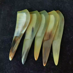 Peigne en corne fabriqué à la main naturel, durable et antistatique par l'artisanat en croissant - Product Image 1