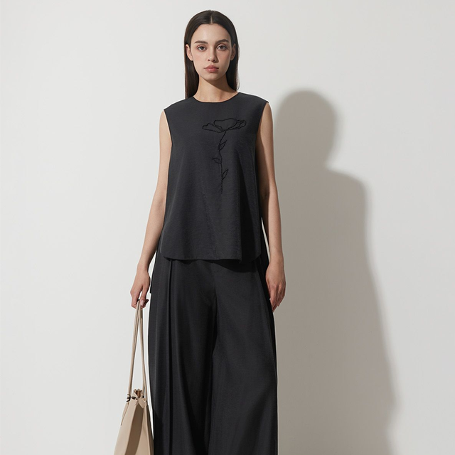 สีเทาเข้ม