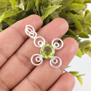 Collier pendentif croix spirale tourbillonnante en argent 925 avec pierre précieuse verte péridot taille ronde, bijoux fins pour mariée, mariage, fiançailles - Product Image 2