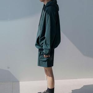 Chaqueta acolchada de bombardero personalizada para hombre, con cierre de escote acanalado a rayas y cortavientos con cuello levantado y logotipo en la parte delantera - Product Image 3