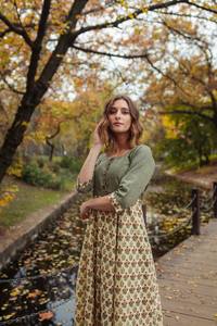 Robe bohème Cathy à imprimé floral fait main, longueur mollet, décontractée, occasionnelle, à panneaux - Product Image 2