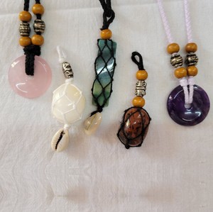 Collier pendentif artisanal en pierre précieuse naturelle et cristal - Product Image 2