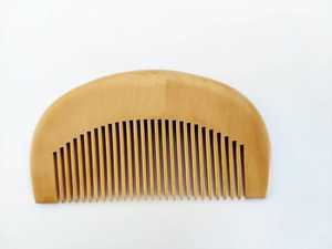 Peigne à cheveux en bois naturel d'excellente qualité Outil de coiffure durable, léger et statique pour un usage quotidien disponible à la vente - Product Image 2
