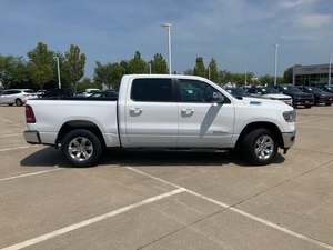 Usado 2024 1500 Laramie Crew Cab 4WD - Product Image 2