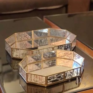 Bandeja de servicio redonda dorada con acabado de gama alta Bandeja de desayuno de metal decorativa de mármol ecológica - Product Image 6