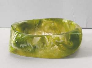 Juego de Moldes para Brazaletes de Resina Artesanales Coloridos con Resina en Tonos Verde y Rosa, Brazaletes Apilables para Brazaletes Hechos a Mano en India - Product Image 2