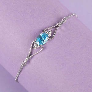 Pulsera CLARA de Plata de Ley 925 con Topacio Corte Esmeralda y Patrón Floral, Oro Rosa de 18K, Platino, Estilo Religioso - Product Image 2