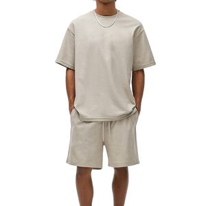เสื้อยืดและกางเกงขาสั้นสไตล์ไฮสตรีท ชุด 2 ชิ้น สำหรับฤดูร้อน ผู้ชาย รับผลิตตามแบบ (OEM) เสื้อผ้าผู้ชายคุณภาพสูง ผ้าฝ้าย ชุดผู้ชายไซส์ใหญ่ - Product Image 1