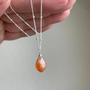 Collier pendentif goutte pointue en pierre de soleil d'Oregon, chaîne satellite délicate en argent sterling 925, pour la Fête des Mères, véritable joaillerie naturelle - Product Image 1