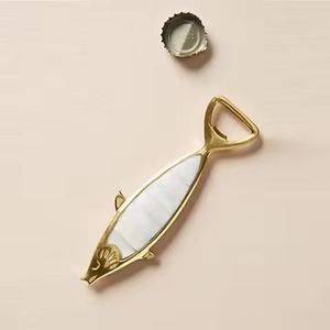 Abridor de Botellas con Forma de Pez Dorado con Incrustaciones de Nácar, Estilo Náutico Marino, Herramienta de Bar, Regalo Decorativo, Accesorio de Cocina - Product Image 1