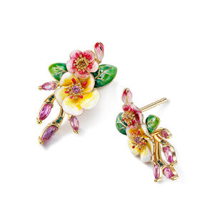 ต่างหูเงินแท้เคลือบลายดอกแพร์ Jeulia Whimsical Beauty - Product Image 3