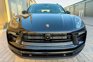 Porsche Macan 2022 en parfait état, environ 5 900 milles, moteur 4 cylindres turbo, transmission intégrale, pack Premium Plus - Product Image 2