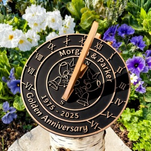 Reloj Solar de Jardín de Metal Grabado Estilo Victoriano, Regalo de Aniversario o Boda, Decoración para el Hogar - Product Image 1