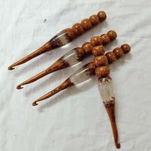 Crochet sur mesure en bois et acrylique mélangé de taille 7 mm idéal pour les magasins de fournitures de tricot - Product Image 2