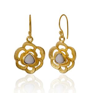 Boucles d'oreilles crochet en agate blanche en forme de trillion de pierres précieuses faites à la main ensemble de pinces en plaqué or boucles d'oreilles créoles à la mode - Product Image 1