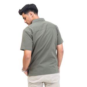 Camisa moderna de manga corta verde oliva con paneles asimétricos inspirados en Batik, acento abstracto de bolsillo en el pecho para primavera - Product Image 4