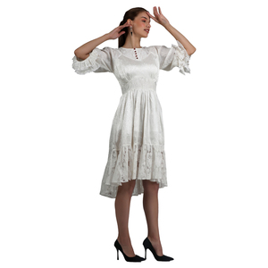 Elegante vestido de encaje blanco con mangas con volantes y detalle de botones Ajuste femenino y vestido acampanado Cómodo vestido de ocasión de día - Product Image 4