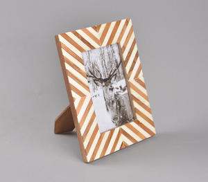 Marco de Fotos Personalizable con Diseño Geométrico Zigzag Hecho a Mano, con Secciones en Madera Cálida y Crema, para un Estilo Contemporáneo - Product Image 5