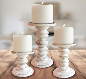 Un par de candelabros de madera torneados clásicos con un lavado gris apagado, que aportan simetría sofisticada y elegancia atemporal - Product Image 2