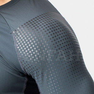 เสื้อยืดออกกำลังกายผู้ชาย คุณภาพสูง พิมพ์โลโก้ได้ ผ้าโพลีเอสเตอร์ สำหรับวิ่ง ฟิตเนส เล่นกีฬา ยิม เสริมสร้างกล้ามเนื้อ - Product Image 3