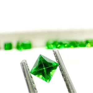 Tsavorite 3x3mm taille de princesse carrée excellente qualité Tsavorite verte naturelle pierre précieuse en vrac pour la fabrication de bijoux - Product Image 3