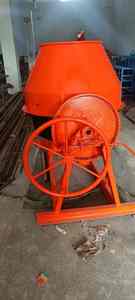 Máquina de cabrestante eléctrico con cable de acero instalada en el sitio de construcción para levantar materiales durante trabajos de hormigón y estructurales. - Product Image 3