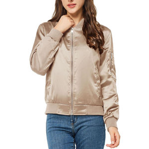 Chaqueta Bomber Satinada Color Champán para Mujer, Cierre Completo Plateado, Bolsillos Utilitarios en las Mangas, Acabado Brillante Ligero, Estilo Urbano - Product Image 5