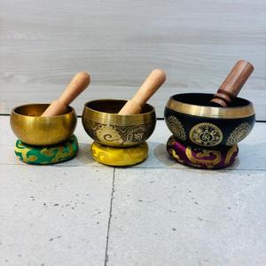 Bol chantant artisanal en métal en bronze sur le thème bouddhiste traditionnel pour la thérapie par le son et la guérison des chakras - Product Image 1